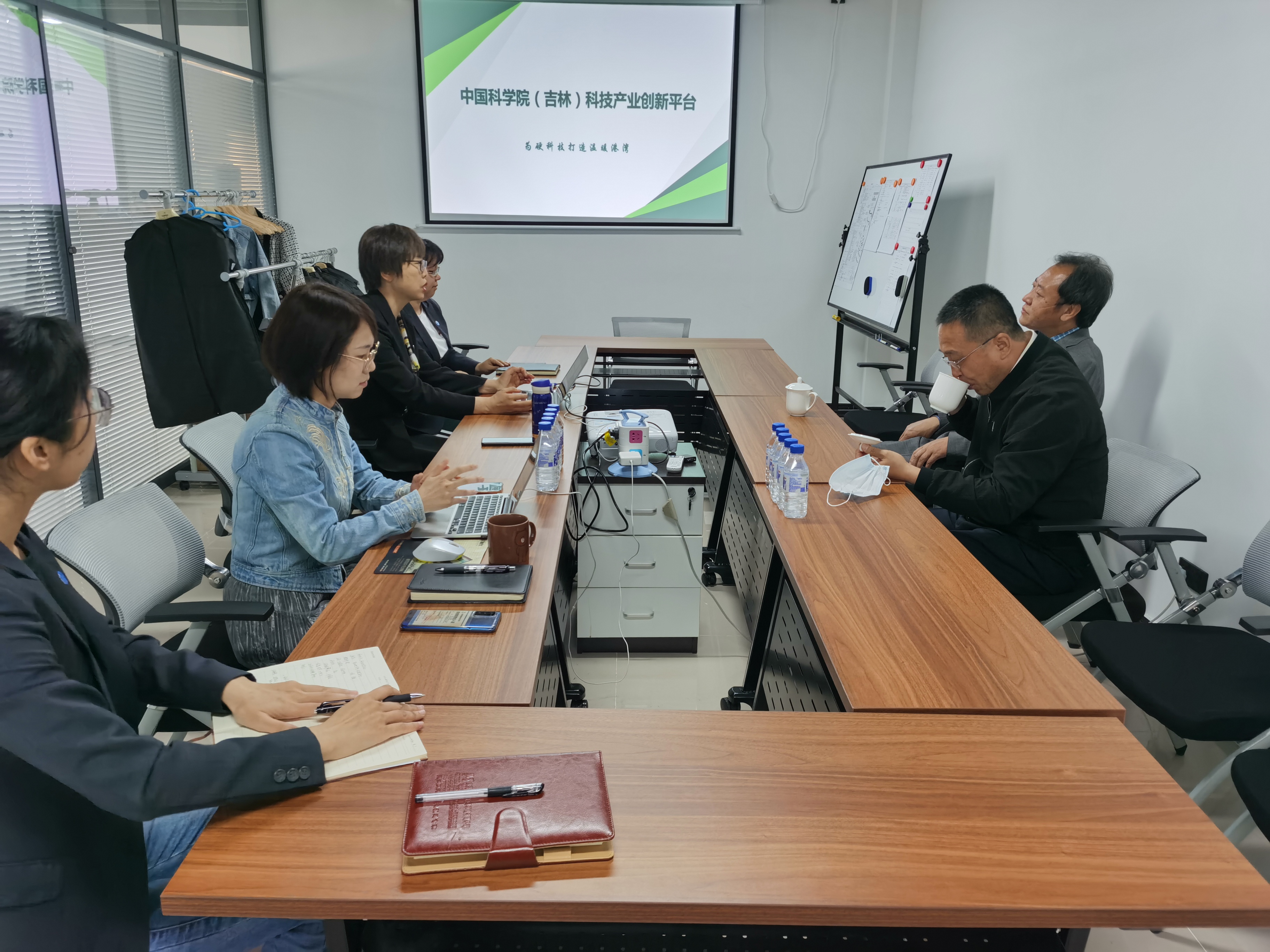 為硬科技打造溫暖港灣——省委咨詢委員崔軍一行蒞臨參觀中科院（吉林）科技產業創新平臺